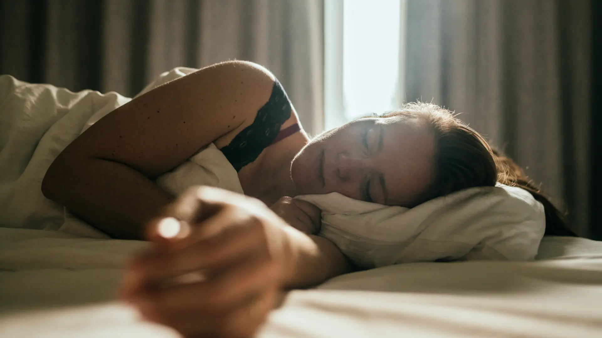 Sara Mora, oftalmóloga: «Dormir con lentillas es un caldo de cultivo para que proliferen microorganismos»