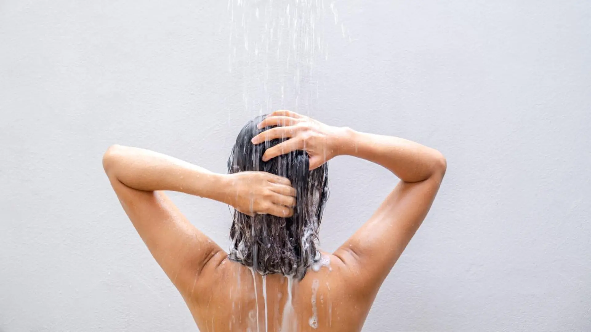Cosas que haces en el baño y que pueden ser malas para tu salud