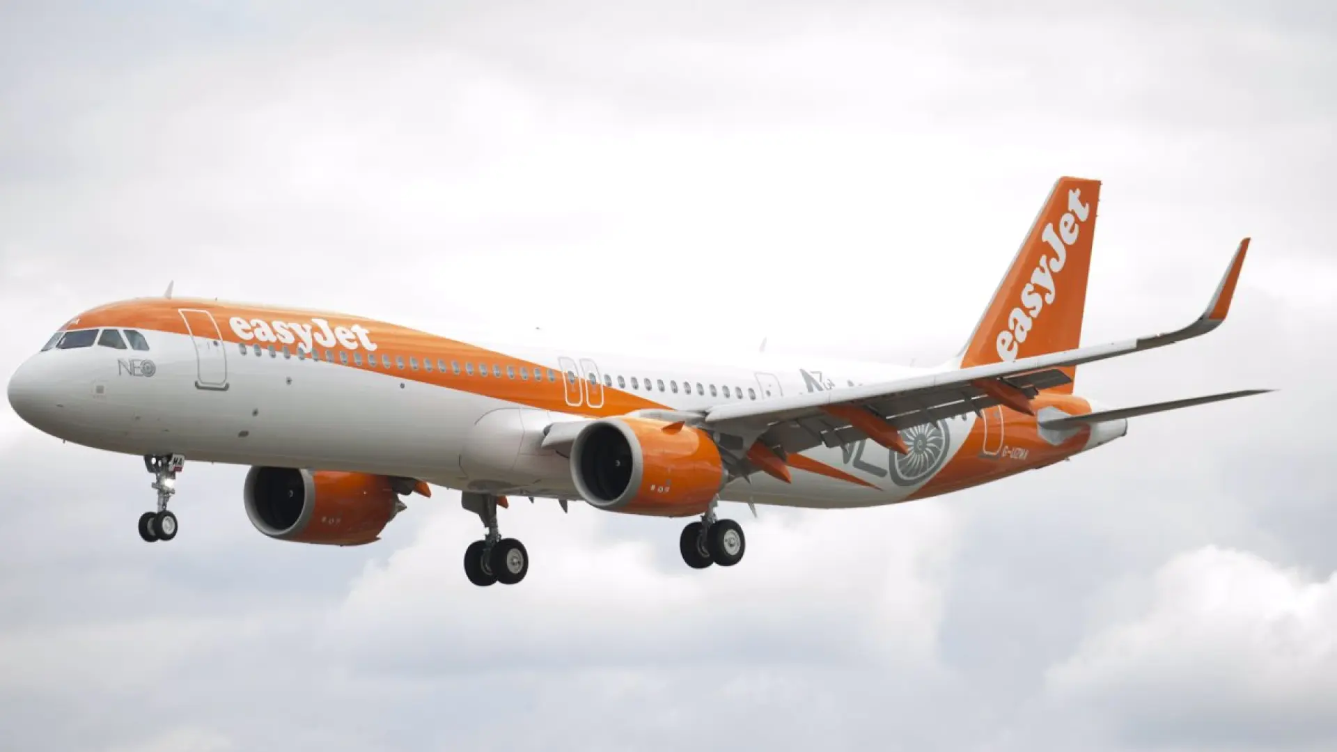 Un móvil cargándose con una batería externa obliga a un avión a aterrizar de emergencia: «No deberíamos llevar eso en la bodega»