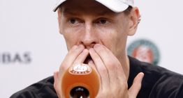 «Nada contra el calor»: qué dijo Jannik Sinner tras su histórica derrota con Juan Manuel Cerúndolo en Roland Garros
