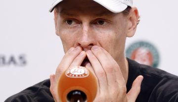 «Nada contra el calor»: qué dijo Jannik Sinner tras su histórica derrota con Juan Manuel Cerúndolo en Roland Garros