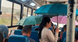 ¡Insólito! Pasajeros tuvieron que aguantar goteras en una Encava durante su ruta hacia Maracay (VIDEO)