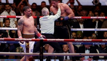 Usyk la pasaba mal con una leyenda del kickboxing, pero un nocaut técnico polémico le salvó el invicto en Egipto