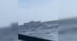 «Llegaron los gringos»: pescadores grabaron al USS Iwo Jima frente a La Guaira (VIDEO)