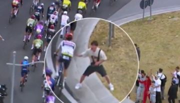 Giro de Italia: caída múltiple y buscan identificar a un joven que puso en riesgo a todo un pelotón de ciclistas