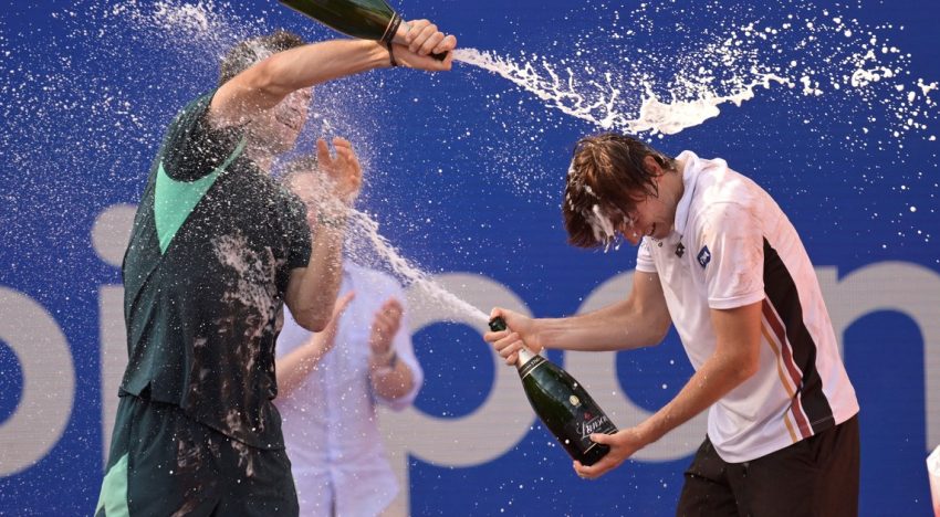 Ignacio Buse fue el inesperado campeón del ATP 500 de Hamburgo y hasta tuvo que pedir ayuda para descorchar el champagne