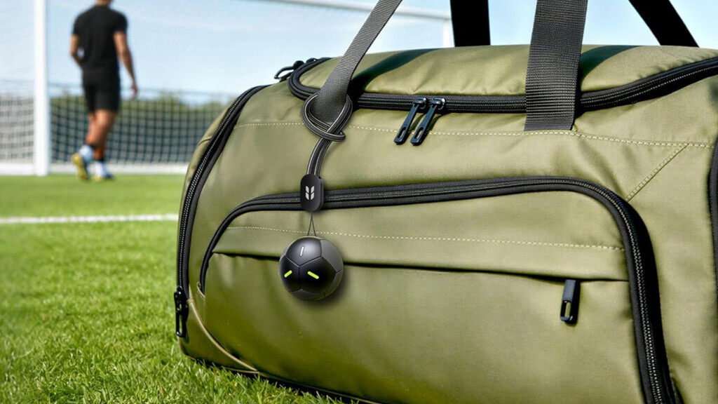 Cuesta la mitad que un AirTag y su batería dura hasta siete años: así es el nuevo localizador Ugreen con forma de balón de fútbol 