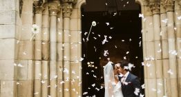 «Para siempre no es tanto tiempo»: una boda en 12 imágenes de inspiración para futuras novias, dos vestidos y un pazo en Coruuña