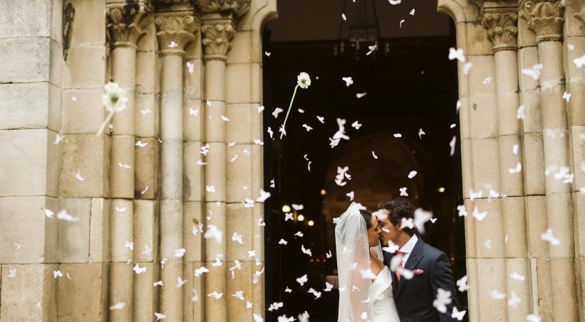 «Para siempre no es tanto tiempo»: una boda en 12 imágenes de inspiración para futuras novias, dos vestidos y un pazo en Coruuña