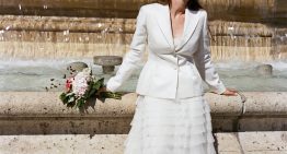 La novia española que recorrió París con un traje de Dior comparte las direcciones clave para casarse en la capital francesa