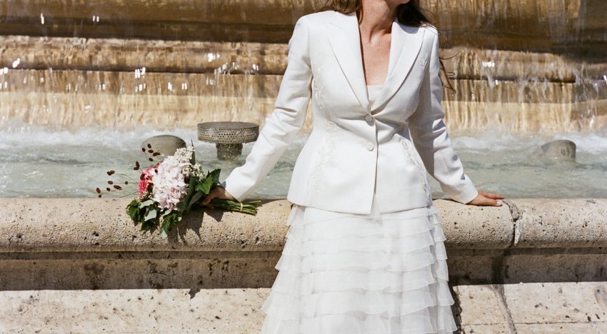 La novia española que recorrió París con un traje de Dior comparte las direcciones clave para casarse en la capital francesa