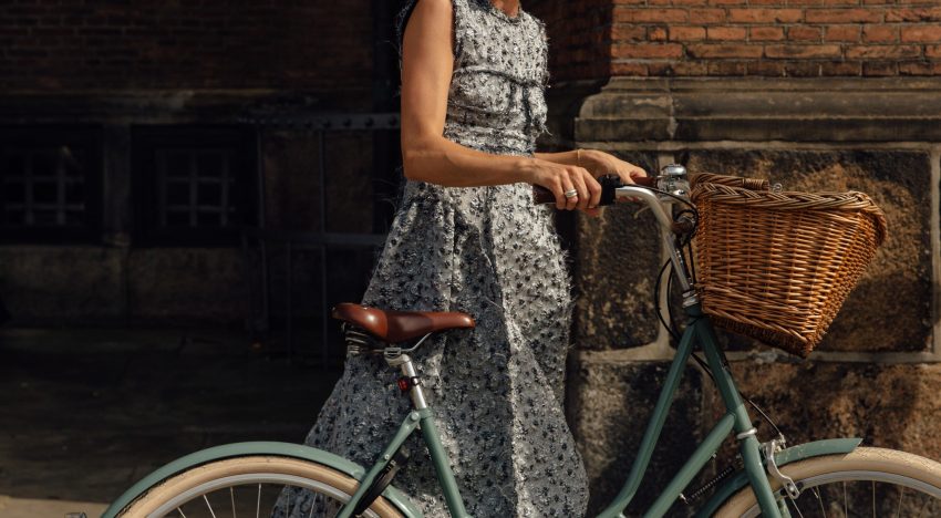 Acabo de volver de París y todas las francesas llevan ya los vestidos estampados de Zara que serán tendencia este verano con alpargatas planas o de cuña