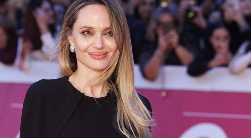 Maquilla habitualmente a Angelina Jolie y ahora nos desvela cómo debe ser nuestro maquillaje para lograr un rostro radiante: hablamos con Harold James, maquillador global de L'Oréal Paris