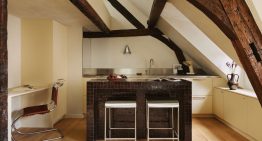 Un ático parisino, destinado históricamente a habitación del servicio, renace con inspiración de los años 70 y soluciones para ahorrar espacio