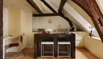 Un ático parisino, destinado históricamente a habitación del servicio, renace con inspiración de los años 70 y soluciones para ahorrar espacio