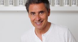 Moncho Moreno, peluquero: «En mujeres de más de 50, recomiendo los cortes de pelo que mantienen densidad en las puntas y crean volumen en la parte superior suelen ser los más favorecedores y rejuvenecen al instante»