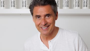 Moncho Moreno, peluquero: «En mujeres de más de 50, recomiendo los cortes de pelo que mantienen densidad en las puntas y crean volumen en la parte superior suelen ser los más favorecedores y rejuvenecen al instante»