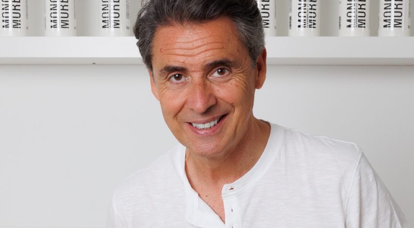 Moncho Moreno, peluquero: «En mujeres de más de 50, recomiendo los cortes de pelo que mantienen densidad en las puntas y crean volumen en la parte superior suelen ser los más favorecedores y rejuvenecen al instante»