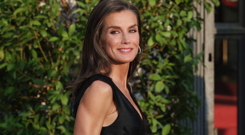 El armario de verano de la reina Letizia incluye 7 prendas infalibles: de las alpargatas con cuña al vestido ibicenco