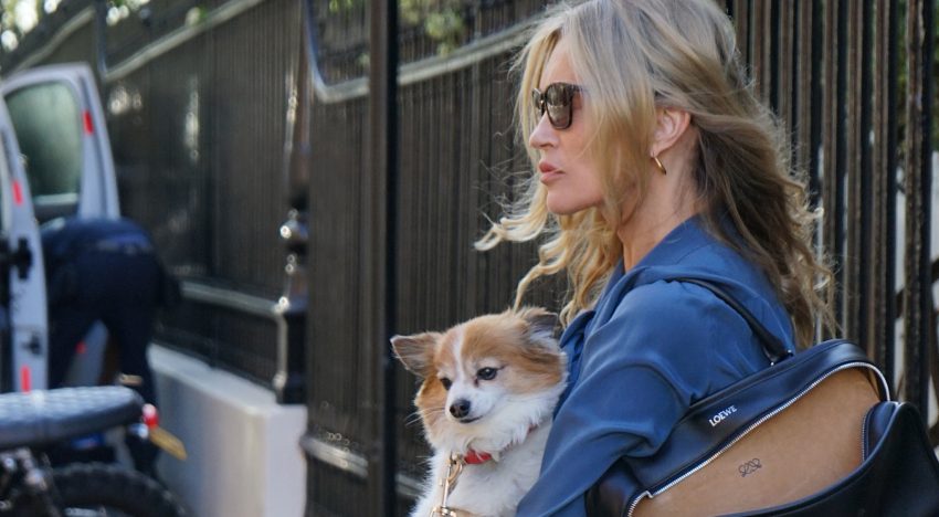 La falda que llevaba Kate Moss en los 90 (y que sigue en su armario 30 años después) es tendencia este verano
