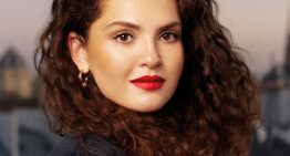 Laurence Maestrello, maquilladora: «Para lograr un efecto lifting, es mejor apostar por un delineado de ojos difuminado y aplicar dos capas de máscara, una para curvar y otra para dar volumen»