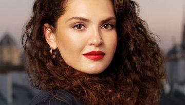 Laurence Maestrello, maquilladora: «Para lograr un efecto lifting, es mejor apostar por un delineado de ojos difuminado y aplicar dos capas de máscara, una para curvar y otra para dar volumen»
