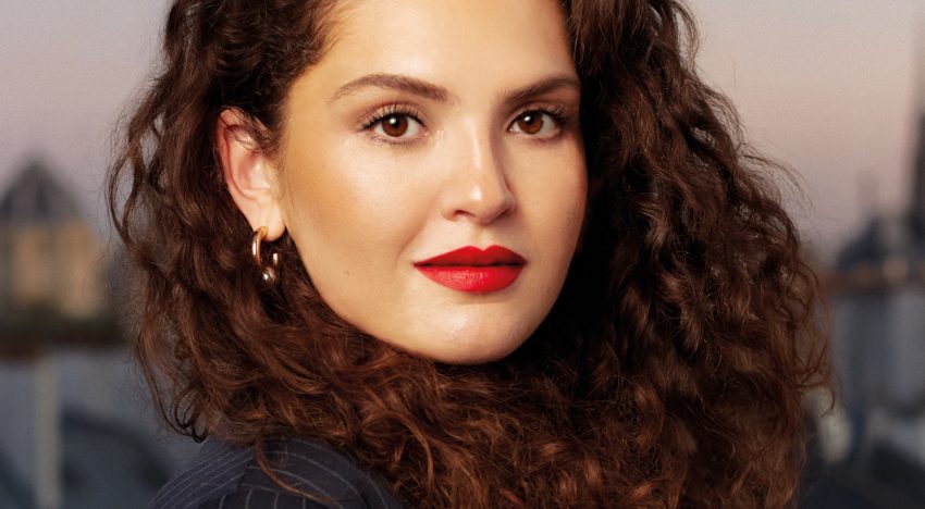 Laurence Maestrello, maquilladora: «Para lograr un efecto lifting, es mejor apostar por un delineado de ojos difuminado y aplicar dos capas de máscara, una para curvar y otra para dar volumen»