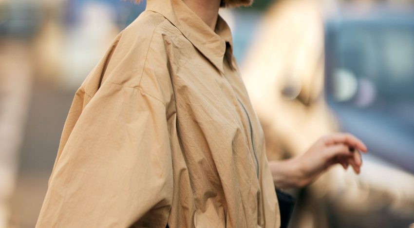 Mi madre, y sus amigas de más de 55, están agotando las blusas de manga corta de Zara que son ideales para llevar este verano: elegantes y que van con todo