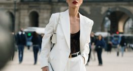 Acaban de llegar a Zara y Mango y ya se están agotando: las siete las americanas de lino que las mujeres más elegantes llevarán este verano para ir a la oficina y en eventos con amigos
