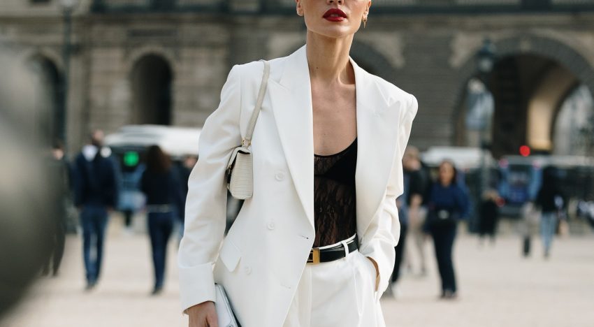 Acaban de llegar a Zara y Mango y ya se están agotando: las siete las americanas de lino que las mujeres más elegantes llevarán este verano para ir a la oficina y en eventos con amigos