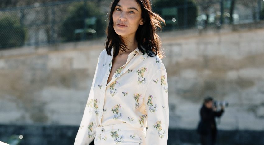 ¿Por qué nos sigue fascinando Alexa Chung, la personificación de la elegancia sin esfuerzo? Sus mejores looks de largo, corto, con vaqueros y las tendencias más difíciles