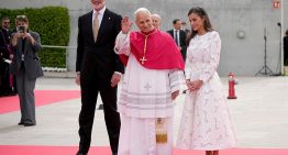 El Papa León XIV ya está en España y los Reyes le reciben en el aeropuerto