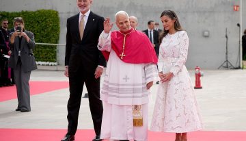El Papa León XIV ya está en España y los Reyes le reciben en el aeropuerto