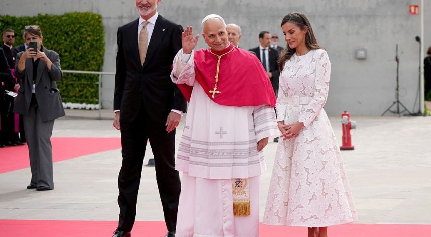El Papa León XIV ya está en España y los Reyes le reciben en el aeropuerto