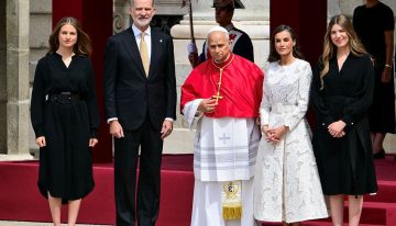 La cálida bienvenida al  Papa León XIV en el Palacio Real de Madrid  con los Reyes, la princesa Leonor y la Infanta Sofía
