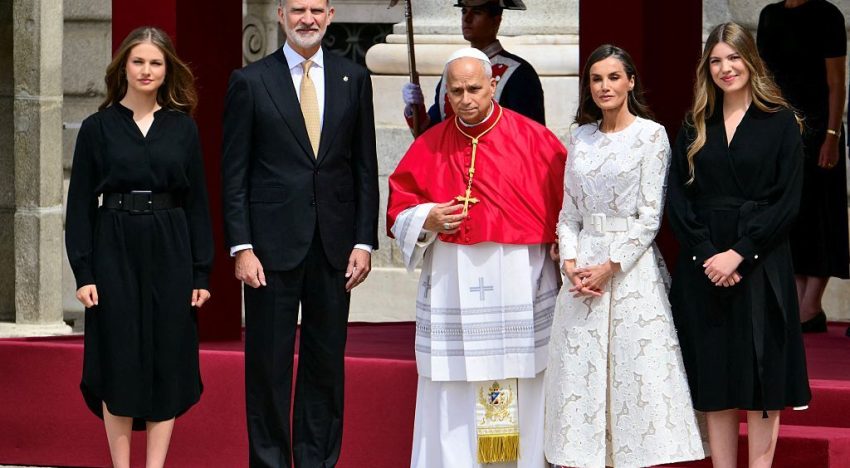 La cálida bienvenida al  Papa León XIV en el Palacio Real de Madrid  con los Reyes, la princesa Leonor y la Infanta Sofía