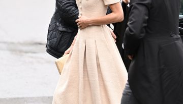 Kate Middleton, la invitada más elegante a la boda de Peter Phillips y Harriet Sperling en los Cotswolds con total look en color beige y un homenaje a la princesa Diana oculto en sus accesorios