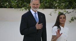 Letizia vuelve a deslumbrar haciendo uso de su 'privilegio blanco' durante la Santa misa con el Papa en Cibeles con un impecable conjunto de chaqueta de manga corta y falda