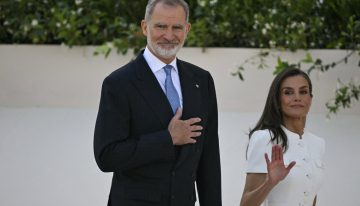 Letizia vuelve a deslumbrar haciendo uso de su 'privilegio blanco' durante la Santa misa con el Papa en Cibeles con un impecable conjunto de chaqueta de manga corta y falda
