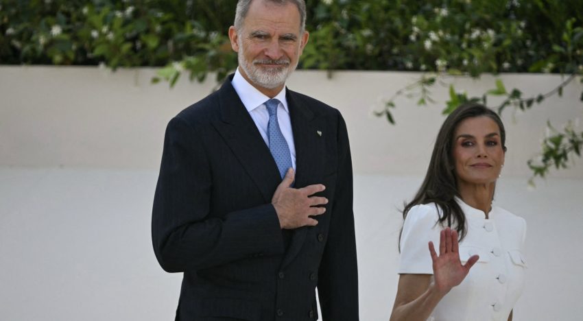 Letizia vuelve a deslumbrar haciendo uso de su 'privilegio blanco' durante la Santa misa con el Papa en Cibeles con un impecable conjunto de chaqueta de manga corta y falda