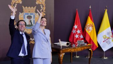 Isabel Díaz Ayuso recurre a su firma sevillana de confianza para recibir al Papa en el Ayuntamiento de Madrid antes de la misa celebrada en Cibeles