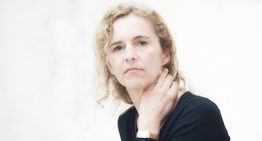 Delphine De Vigan se lanza al teatro con 'Los figurantes', la obra que se lee en un fin de semana y que constituye una reflexión profunda sobre la sociedad en la que vivimos