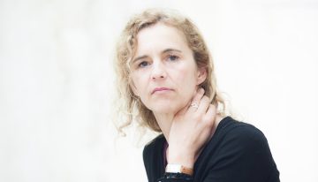 Delphine De Vigan se lanza al teatro con 'Los figurantes', la obra que se lee en un fin de semana y que constituye una reflexión profunda sobre la sociedad en la que vivimos