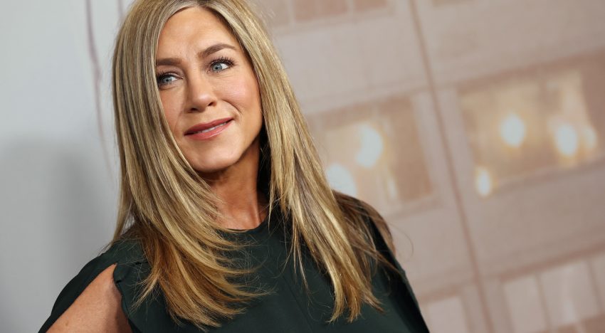 Jennifer Aniston (57 años) y el truco de belleza más ingenioso que aprendió de una experta: «Una maravillosa maquilladora sacó este tubito, como de vaselina, y me lo puso en los párpados»
