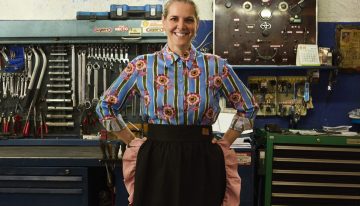 Ponemos a prueba el delantal que subió a la pasarela Miuccia Prada: día de recados por Chamberí (con piropo incluido)