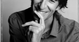 Benjamín Prado publica 'Qué estoy haciendo aquí', un libro de memorias a través de libros, canciones, viajes y, sobre todo, las personas que han marcado su vida (de Rafael Alberti a Almudena Grandes)