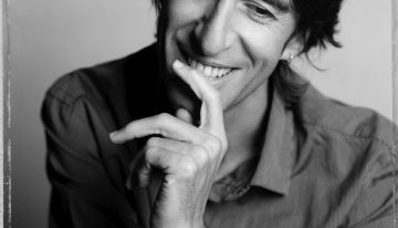 Benjamín Prado publica 'Qué estoy haciendo aquí', un libro de memorias a través de libros, canciones, viajes y, sobre todo, las personas que han marcado su vida (de Rafael Alberti a Almudena Grandes)