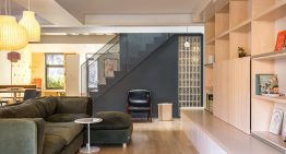 Minimalismo japonés y una estética retro reinterpretada de los años 70, esta casa familiar canadiense con diferentes toques lúdicos