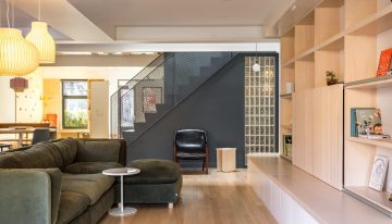 Minimalismo japonés y una estética retro reinterpretada de los años 70, esta casa familiar canadiense con diferentes toques lúdicos