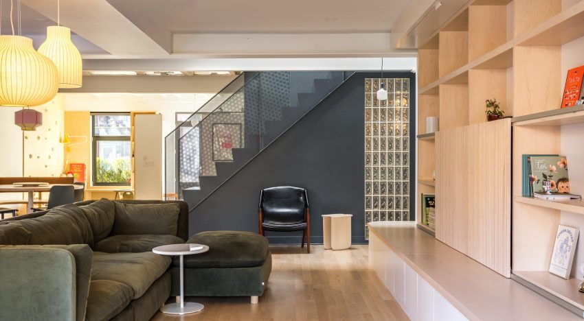 Minimalismo japonés y una estética retro reinterpretada de los años 70, esta casa familiar canadiense con diferentes toques lúdicos